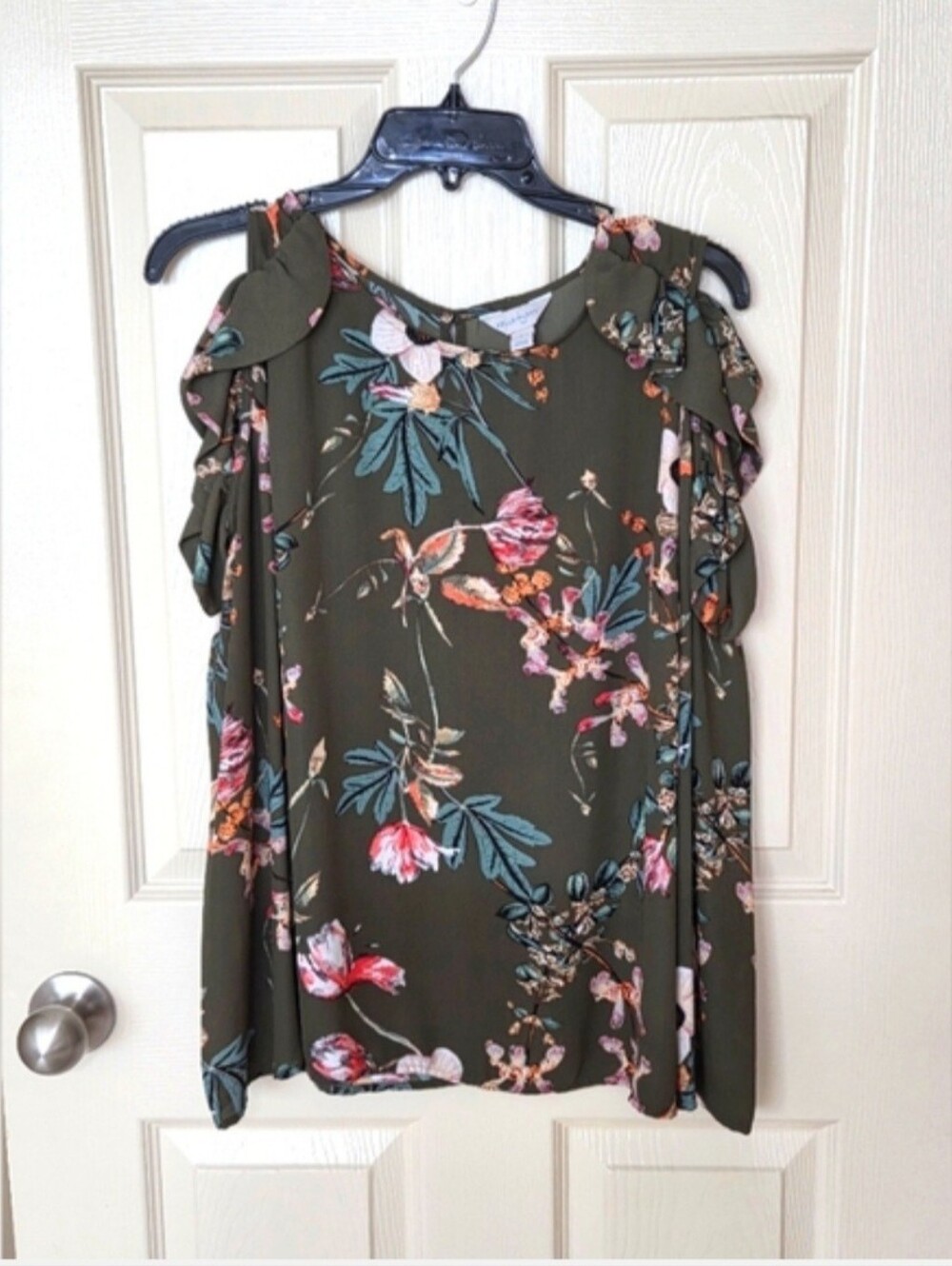 Belle & Sky Women's Cool Shoulder Blouse In Oliver Green SZ L